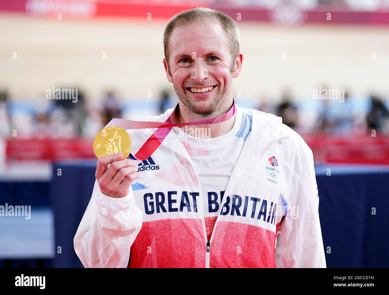 Die britischen Medaillengewinnerinnen der Olympischen Spiele 2020 in Tokio. Der britische Jason Kenny feiert am 15. Tag der Olympischen Spiele in Tokio 2020 in Japan mit der Goldmedaille im Männer-Keirin-Finale. Ausgabedatum: Sonntag, 8. August 2021. Stockfoto