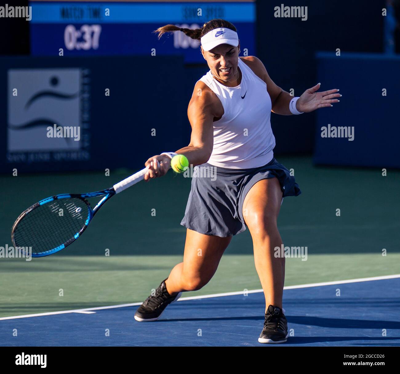 07. August 2021 San Jose, CA USA Ana Konjuh aus Kroatien gibt einen Schuss während des Mubadala Silicon Valley Classic Semifinals Evening Match zwischen Ana Konjuh( CRO) gegen Danielle Collins ( USA ) an der San Jose State University San Jose Calif. Thurman James/CSM zurück Stockfoto