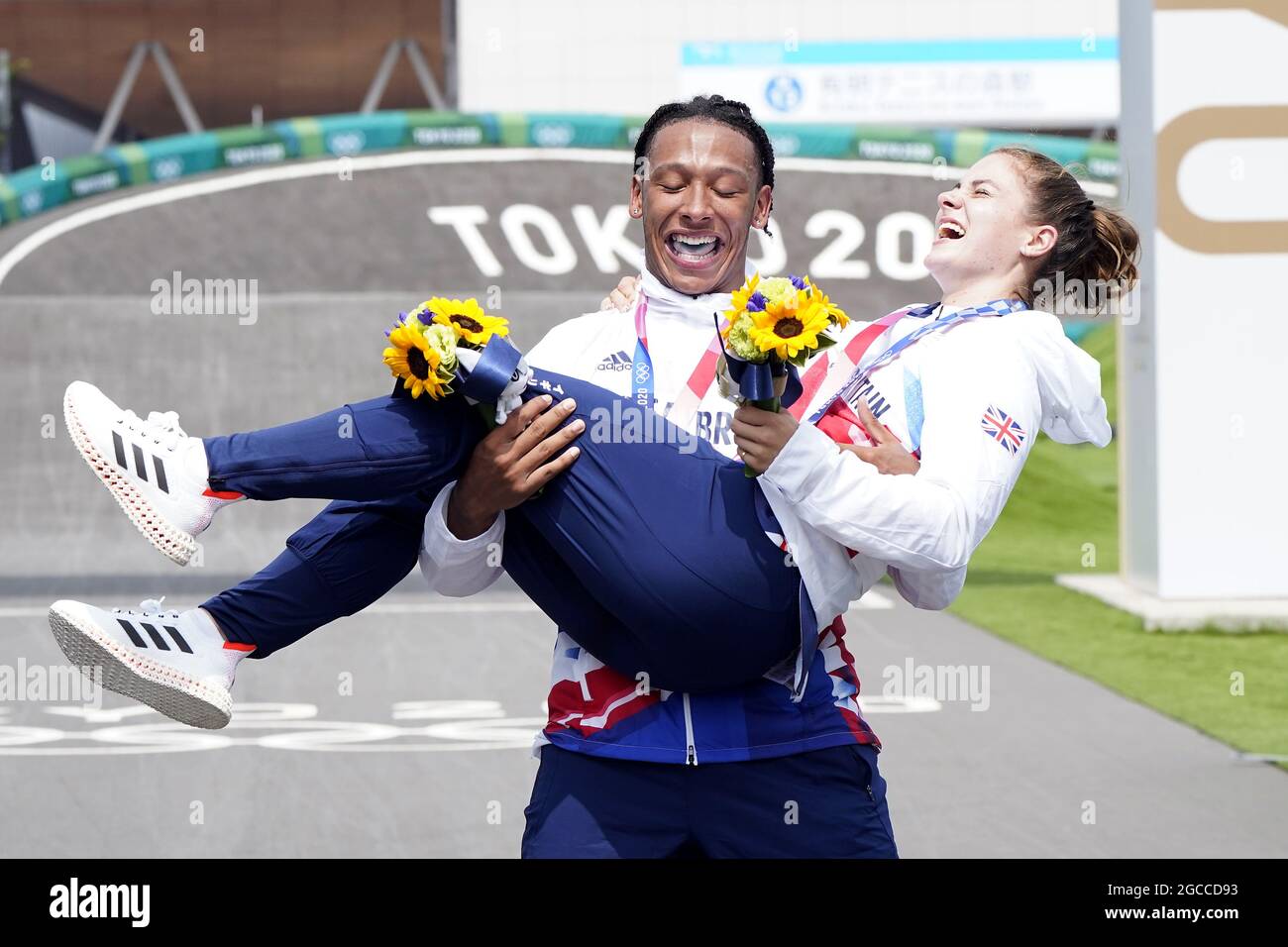 Die britischen Medaillengewinnerinnen der Olympischen Spiele 2020 in Tokio. Datei-Foto vom 30-07-2021 der britischen Bethany Shriever und Kye Whyte feiern am siebten Tag der Olympischen Spiele 2020 in Tokio im Ariake Urban Sports Park ihre Gold- bzw. Silbermedaillen für das Cycling BMX Racing. Ausgabedatum: Sonntag, 8. August 2021. Stockfoto