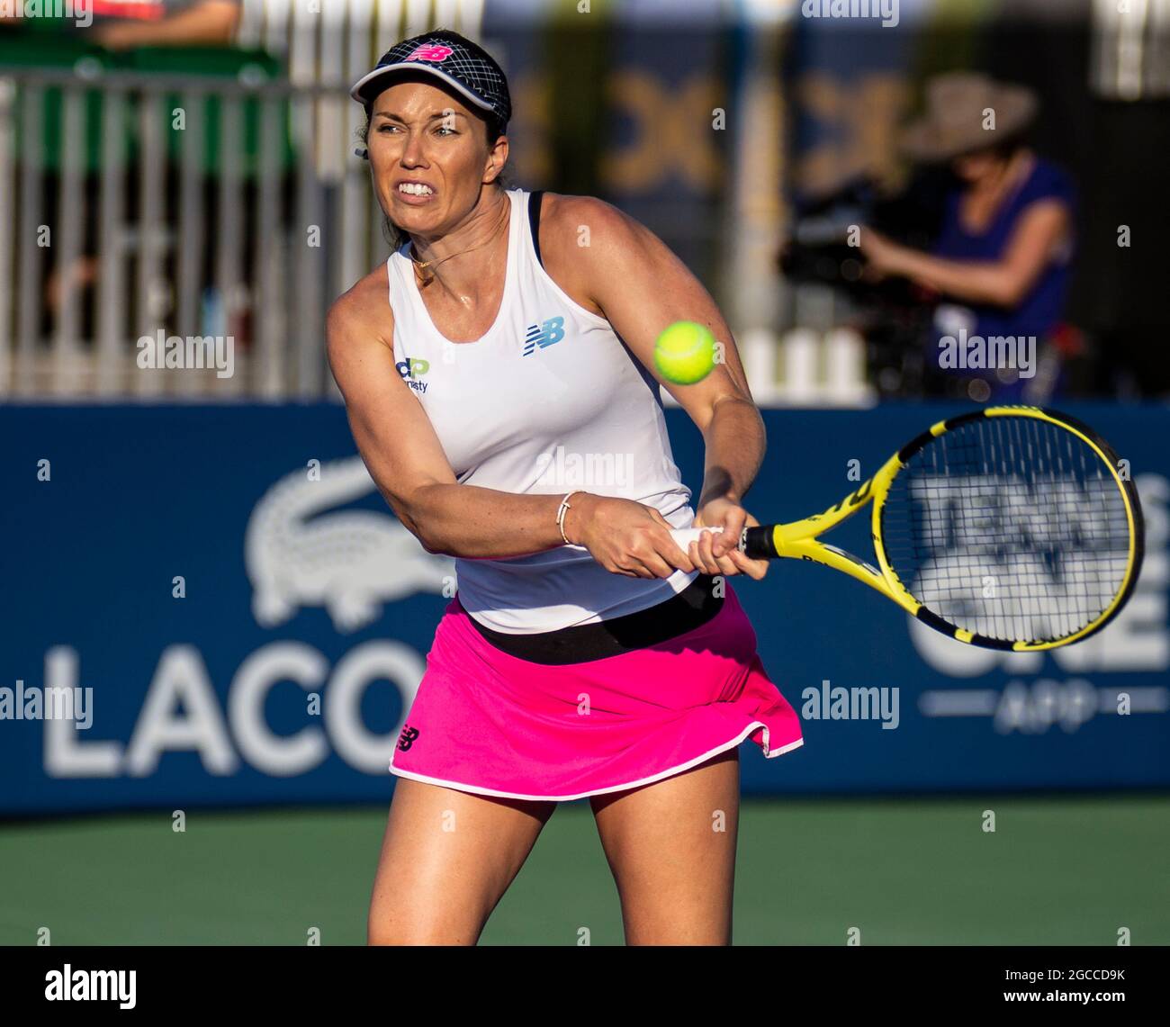 07. August 2021 San Jose, CA USA Danielle Collins aus den Vereinigten Staaten gibt einen Schuss während des Mubadala Silicon Valley Classic Semifinals Evening Match zwischen Ana Konjuh( CRO) gegen Danielle Collins ( USA ) an der San Jose State University San Jose Calif. Thurman James/CSM zurück Stockfoto