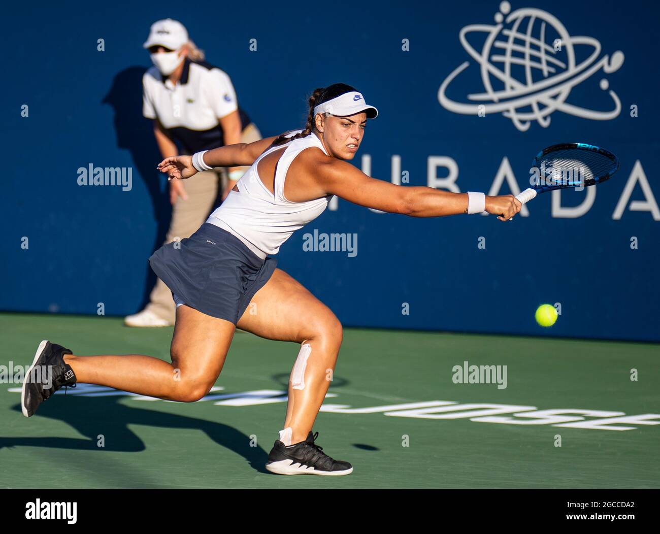 07. August 2021 San Jose, CA USA Ana Konjuh aus Kroatien gibt einen Schuss während des Mubadala Silicon Valley Classic Semifinals Evening Match zwischen Ana Konjuh( CRO) gegen Danielle Collins ( USA ) an der San Jose State University San Jose Calif. Thurman James/CSM zurück Stockfoto
