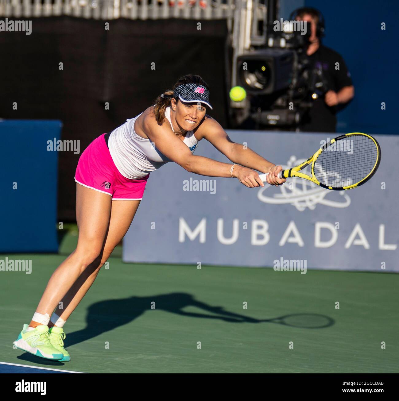 07. August 2021 San Jose, CA USA Danielle Collins aus den Vereinigten Staaten gibt einen Schuss während des Mubadala Silicon Valley Classic Semifinals Evening Match zwischen Ana Konjuh( CRO) gegen Danielle Collins ( USA ) an der San Jose State University San Jose Calif. Thurman James/CSM zurück Stockfoto