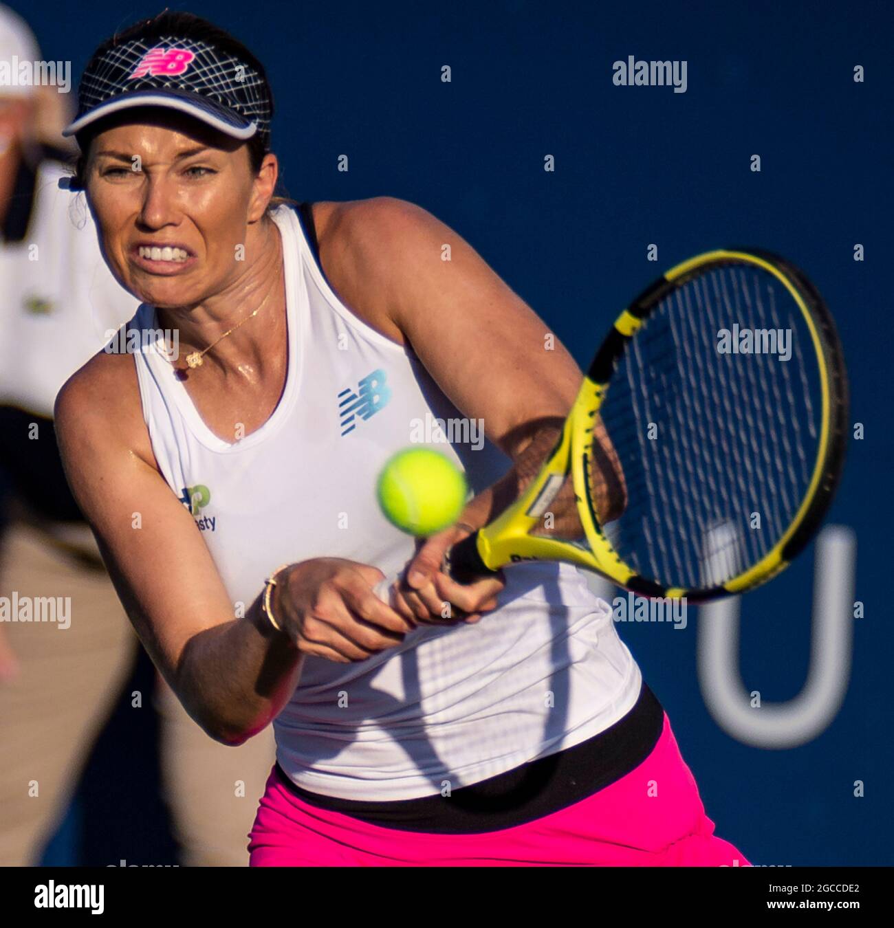 07. August 2021 San Jose, CA USA Danielle Collins aus den Vereinigten Staaten gibt einen Schuss während des Mubadala Silicon Valley Classic Semifinals Evening Match zwischen Ana Konjuh( CRO) gegen Danielle Collins ( USA ) an der San Jose State University San Jose Calif. Thurman James/CSM zurück Stockfoto