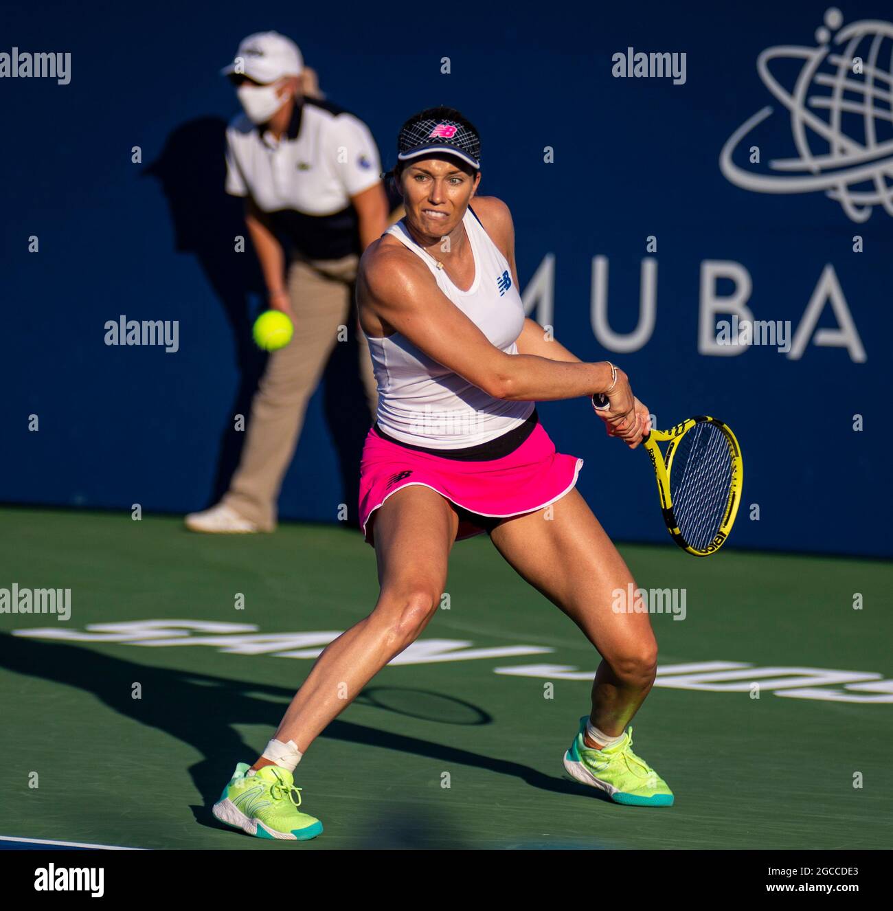 07. August 2021 San Jose, CA USA Danielle Collins aus den Vereinigten Staaten gibt einen Schuss während des Mubadala Silicon Valley Classic Semifinals Evening Match zwischen Ana Konjuh( CRO) gegen Danielle Collins ( USA ) an der San Jose State University San Jose Calif. Thurman James/CSM zurück Stockfoto