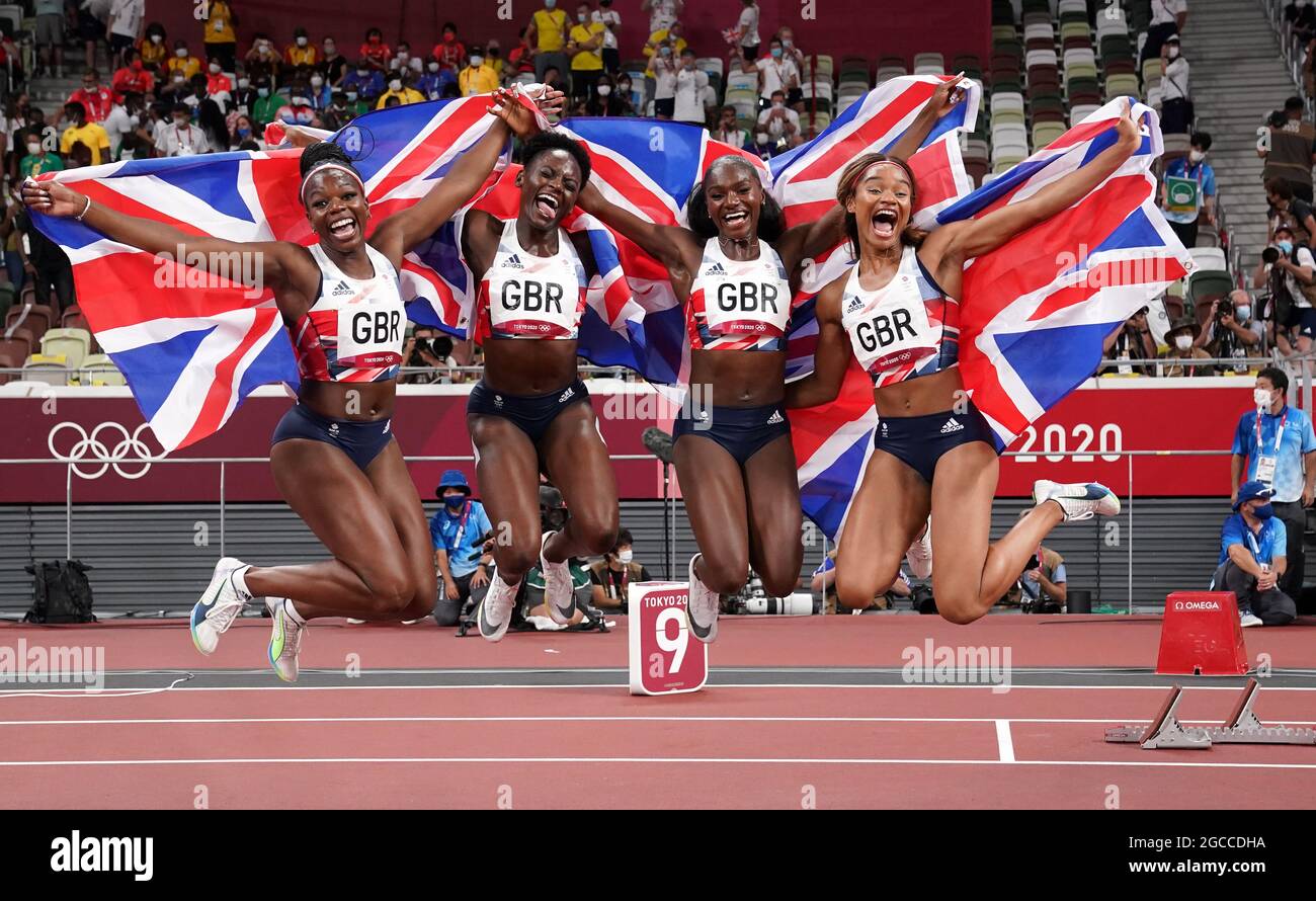 Die britischen Medaillengewinnerinnen der Olympischen Spiele 2020 in Tokio. Datei-Foto vom 06-08-2021 von links nach rechts, die Großbritanniens Asha Philip, Daryll Neita, Dina Asher-Smith und Imani-Lara Lansiquot nach dem Gewinn der Bronzemedaille beim Frauen-Staffellauf von 4 x 100 m im Olympiastadion am 14. Tag der Olympischen Spiele in Tokio 2020 in Japan. Ausgabedatum: Sonntag, 8. August 2021. Stockfoto