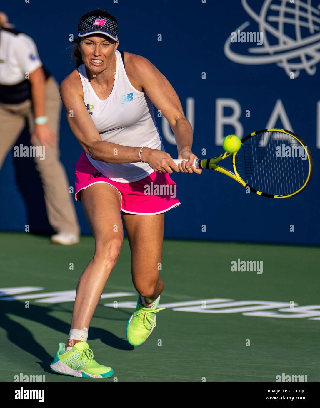 07. August 2021 San Jose, CA USA Danielle Collins aus den Vereinigten Staaten gibt einen Schuss während des Mubadala Silicon Valley Classic Semifinals Evening Match zwischen Ana Konjuh( CRO) gegen Danielle Collins ( USA ) an der San Jose State University San Jose Calif. Thurman James/CSM zurück Stockfoto