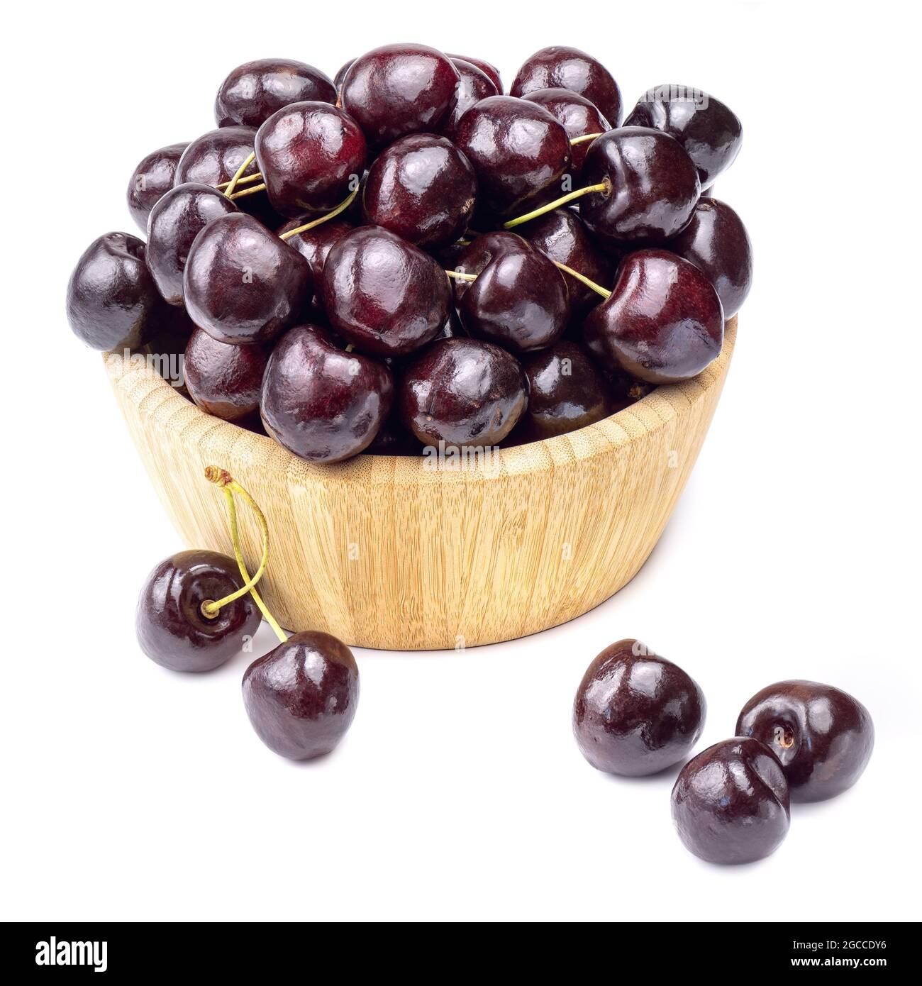 Süße Kirschbeeren in Holzschüssel isoliert auf weißem Hintergrund. Stockfoto