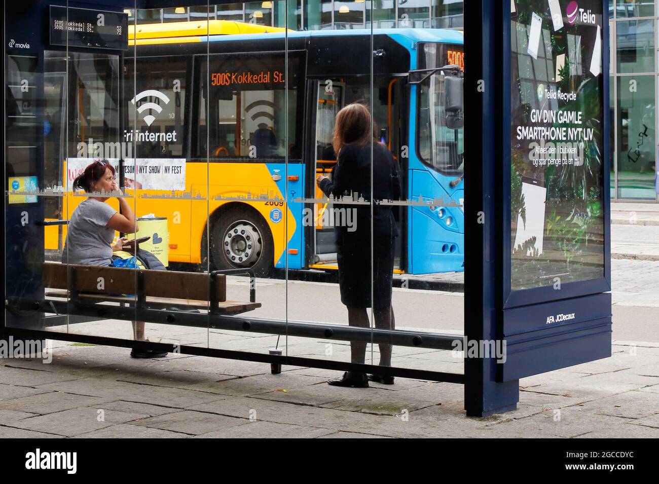 Kopenhagen, Dänemark - 4. September 2019: Bushaltestelle mit Passagier wartet vor der U-Bahn-Station Orestad. Stockfoto