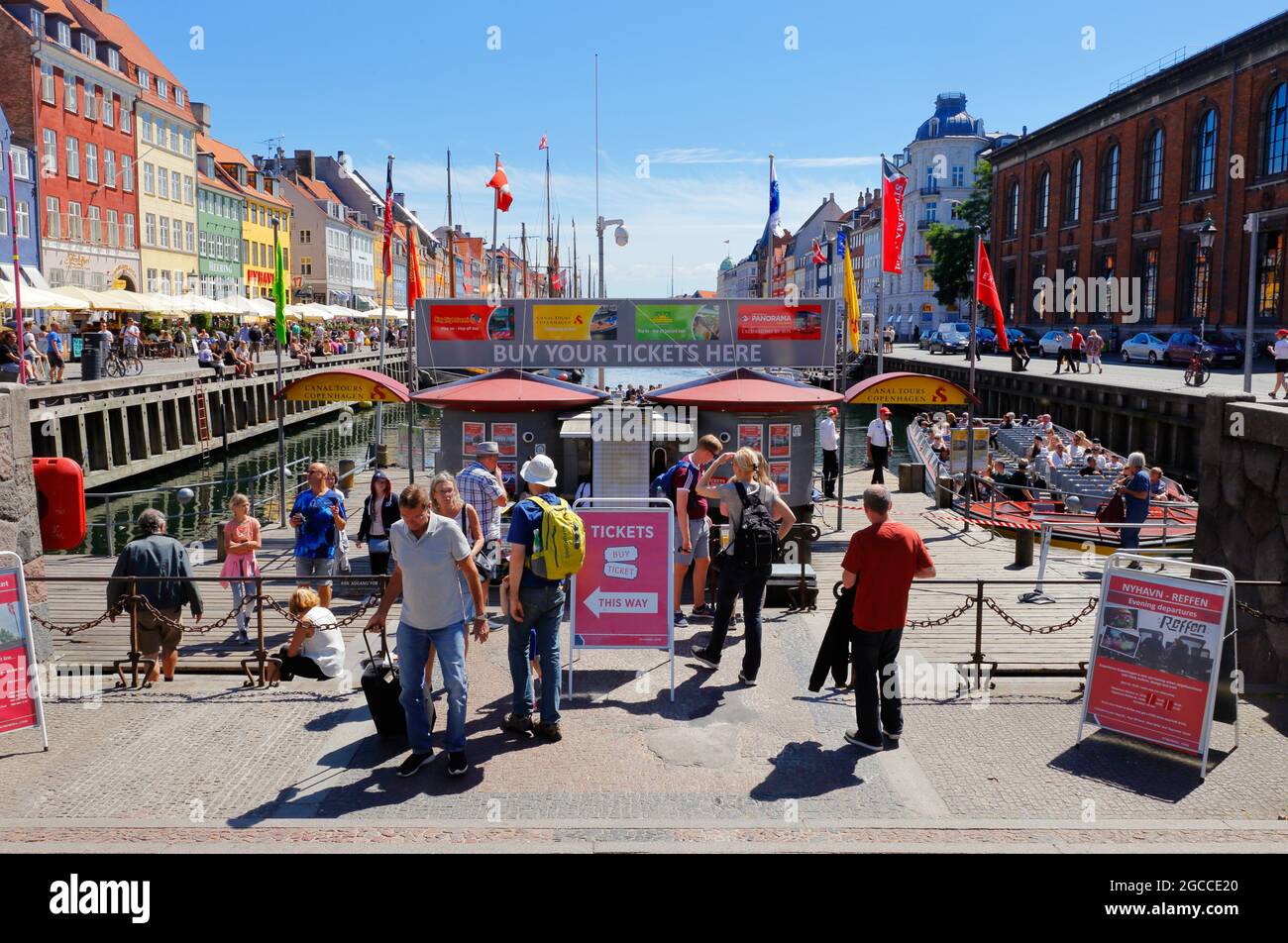 Kopenhagen, Dänemark - 27. Juni 2018: Das Kartenbüro und der Ausgangspunkt für Besichtigungstouren des Stromma-Kanals in Nyhavn. Stockfoto