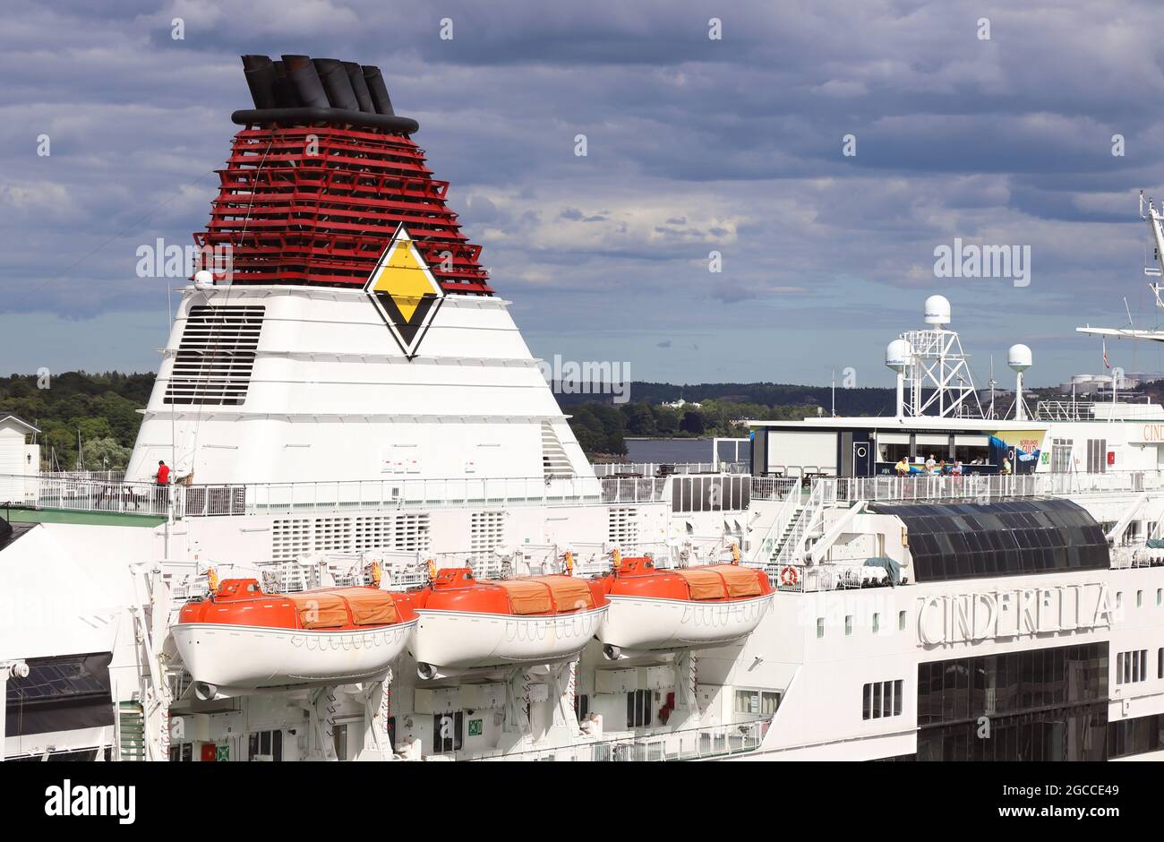Stockholm, Schweden - 3. August 2021: Nahaufnahme der MS Cinderella Fähre, die für die Viking Line in Betrieb ist. Stockfoto