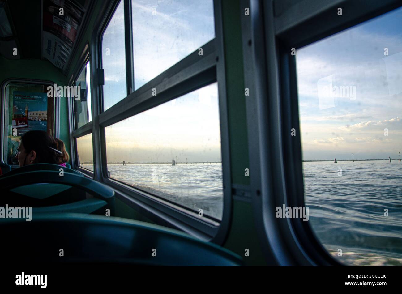 Blick vom Fenster auf den Sonnenuntergang vom Boot nach Venedig Stockfoto