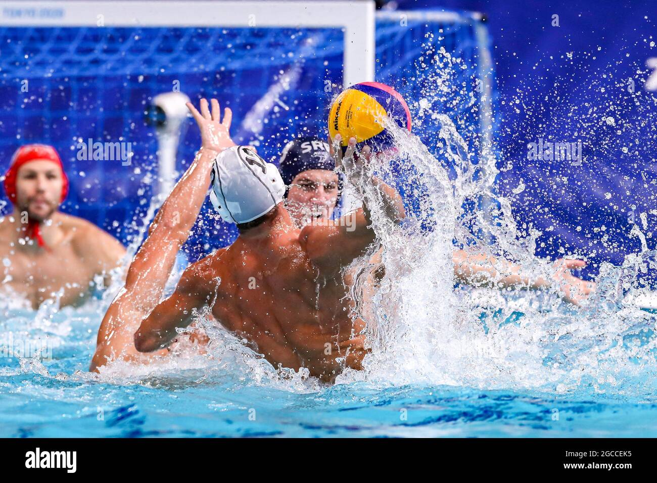 TOKIO, JAPAN - 8. AUGUST: Christodoulos Kolomvos aus Griechenland während des Olympischen Wasserball-Turniers 2020 in Tokio am 8. August 2021 im Tatsumi Waterpolo Center in Tokio (Foto: Marcel ter Bals/Orange Picles) Stockfoto