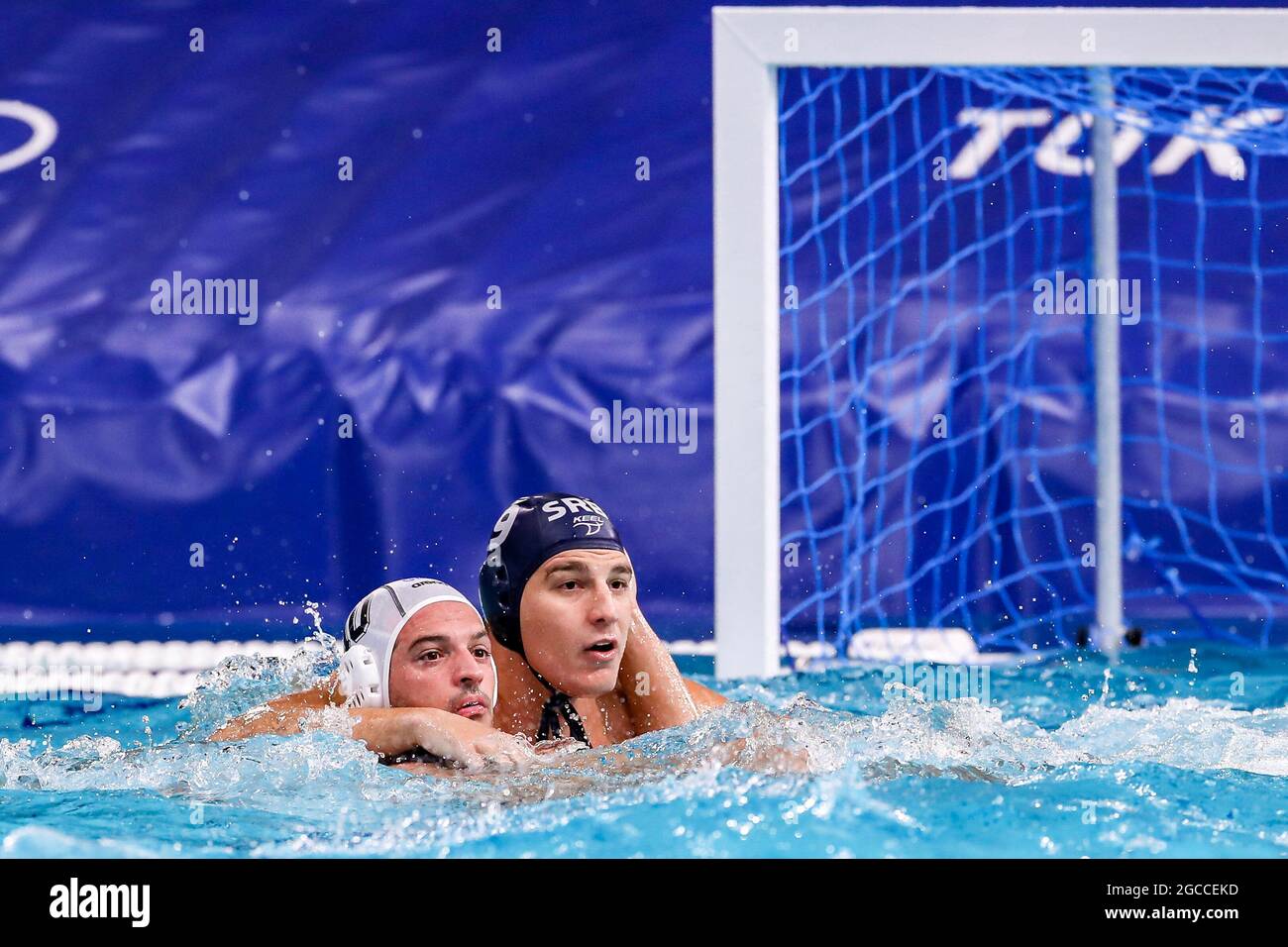 TOKIO, JAPAN - 8. AUGUST: Christodoulos Kolomvos aus Griechenland, Nikola Jaksic aus Serbien während des Olympischen Wasserball-Turniers 2020 in Tokio am 8. August 2021 im Tatsumi Waterpolo Center in Tokio, Japan (Foto: Marcel ter Bals/Orange Picles) Stockfoto