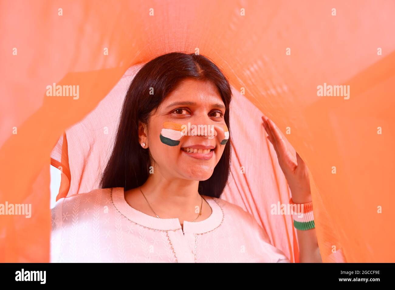 Junges indisches Mädchen, das den Unabhängigkeitstag Indiens feiert. Stockfoto