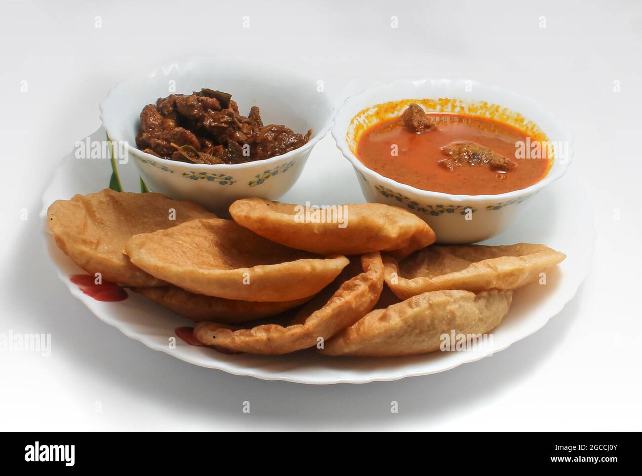 Maharashtrianische, Würzige Küche. Malvani Spezialgericht kombadi Wade, Chicken Wade, Poori oder puri mit Huhn Tikka Masala Stockfoto