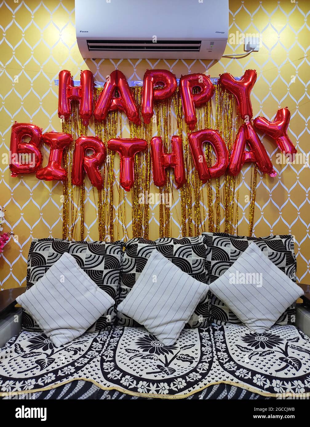 Happy Birthday Golden Balloon Hängende Banner an der Wand. Geburtstagsfeier Dekorationen. Inneneinrichtung Zu Hause. Stockfoto