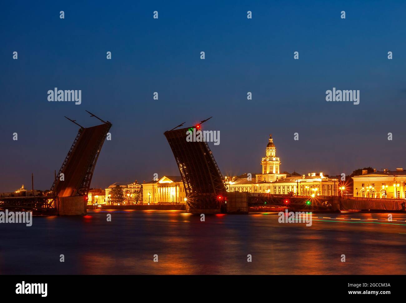 Blick auf die Kunstkamera und die erhöhte Palastbrücke in den sommerlichen weißen Nächten, St. Petersburg, Russland. Stockfoto