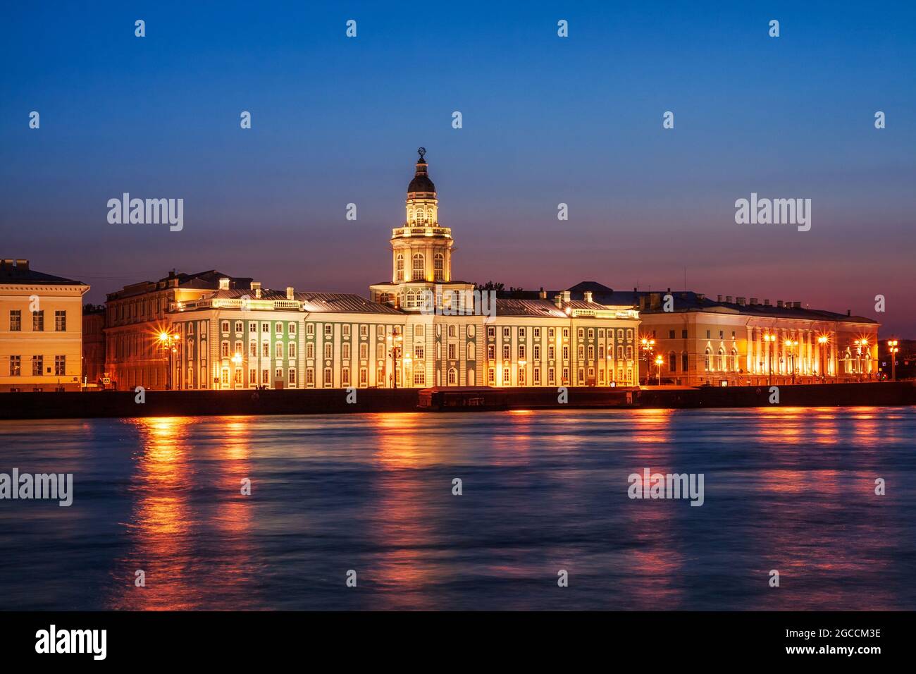 Weiße Nacht in St. Petersburg. Blick auf die Kunstkamera und den Universitätsdamm der Neva. Stockfoto