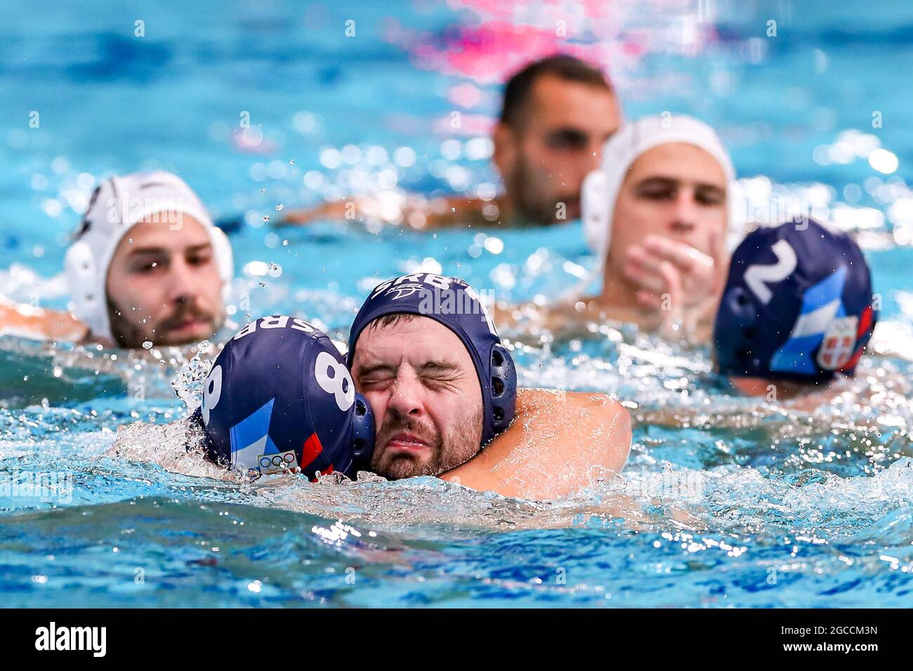 TOKIO, JAPAN - 8. AUGUST: Milan Aleksic aus Serbien, Filip Filipovic aus Serbien während des Olympischen Wasserball-Turniers 2020 in Tokio am 8. August 2021 im Tatsumi Waterpolo Center in Tokio, Japan (Foto: Marcel ter Bals/Orange Picles) Stockfoto