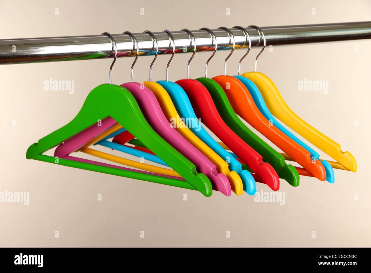 Bunte Kleiderbügel auf grauem Hintergrund Stockfotografie - Alamy