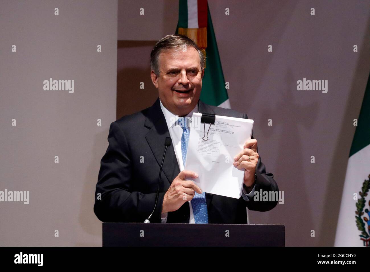 MEXIKO-STADT, MEXIKO - 4. AUGUST: Mexikos Außenminister Marcelo Ebrard spricht während einer Pressekonferenz, um bekannt zu geben, dass die Regierung von Mexiko die Hersteller und Verkäufer von Waffen verklagt, die für den Waffenhandel von in Mexiko tätigen organisierten Verbrechergruppen verwendet werden. Die Klage zielt darauf ab, den Verkauf und die Einreise von Schusswaffen nach Mexiko zu stoppen. Am 4. August 2021 in Mexiko-Stadt, Mexiko. Bild: Luis Barron/Eyepix Group/The Photo Access Stockfoto