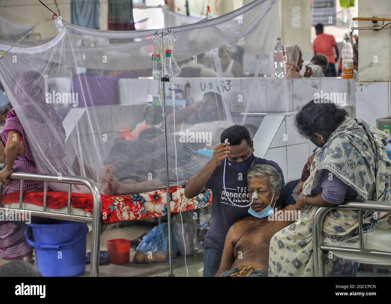 DHAKA, BANGLADESCH - 4. AUGUST: Ein Patient wird in einem Krankenhaus behandelt, weil er sich mit Dengue infiziert hat. In Bangladesch wurden in den letzten 24 Stunden 287 neue Dengue-Fälle gemeldet, die höchste Zahl seit einem Tag. Durch den Ausbruch der Dengue sind die Gesundheitsdienste des Landes bereits überlastet. Von den neuen Dengue-Fällen wurden 279 in Dhaka gemeldet, während nur acht von außen als Generaldirektion für Gesundheitsdienste (DGHS) gemeldet wurden. Am 4. August 2021 in Dhaka, Bangladesch. Quelle: Maruf Rahman/Eyepix Group/The Photo Access Stockfoto