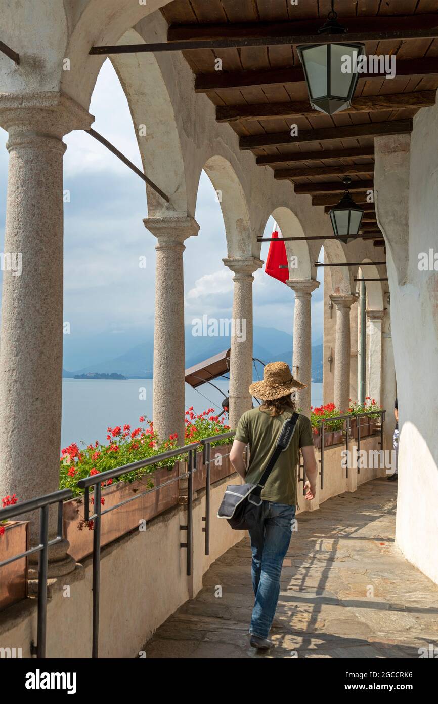 Balkon mit Zugang, Santa Caterina del Sasso, Reno, Lago Maggiore, Lombardei, Italien Stockfoto