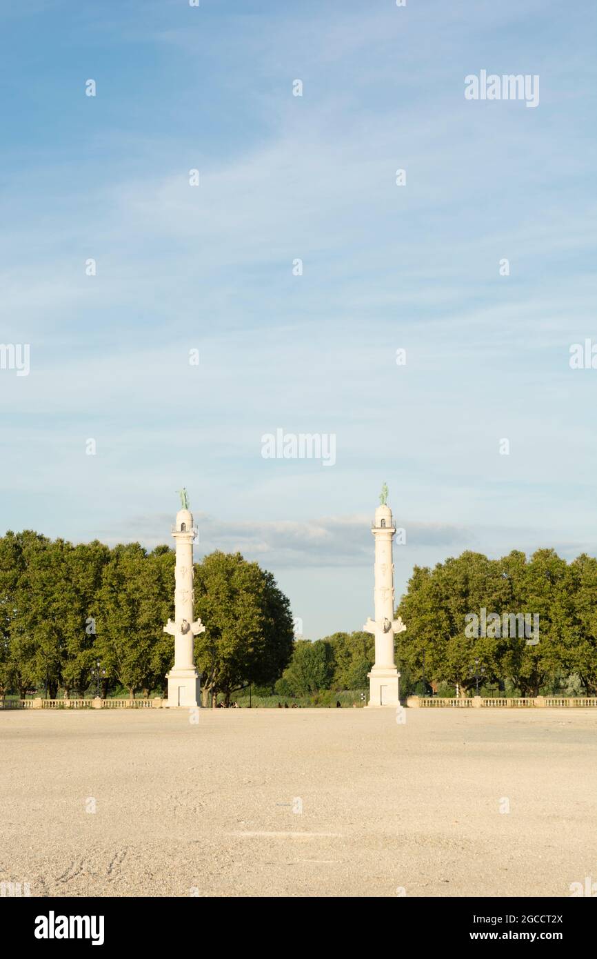 21 Meter hohe Säulen mit Blick auf die Garonne, die 1829 von Henri-Louis Duhamel du Monceau errichtet wurden. Place des Quinconces. Bordeaux. Frankreich Stockfoto