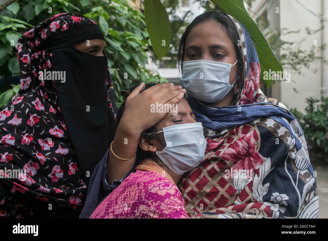 DHAKA, BANGLADESCH - 4. AUGUST: Eine Frau beklagt sich vor dem Krankenhaus des Dhaka Medical College, nachdem sie die Leiche ihrer Verwandten erhalten hat, die bei einem Feuer in der Fabrik von Hashem Foods in Narayanganjs Rupganj, außerhalb von Dhaka, ihr Leben verloren haben. Am 4 2021. August, Dhaka, Bangladesch. Kredit: Sazzad Hossain/Eyepix Gruppe/Der Fotozugang Stockfoto