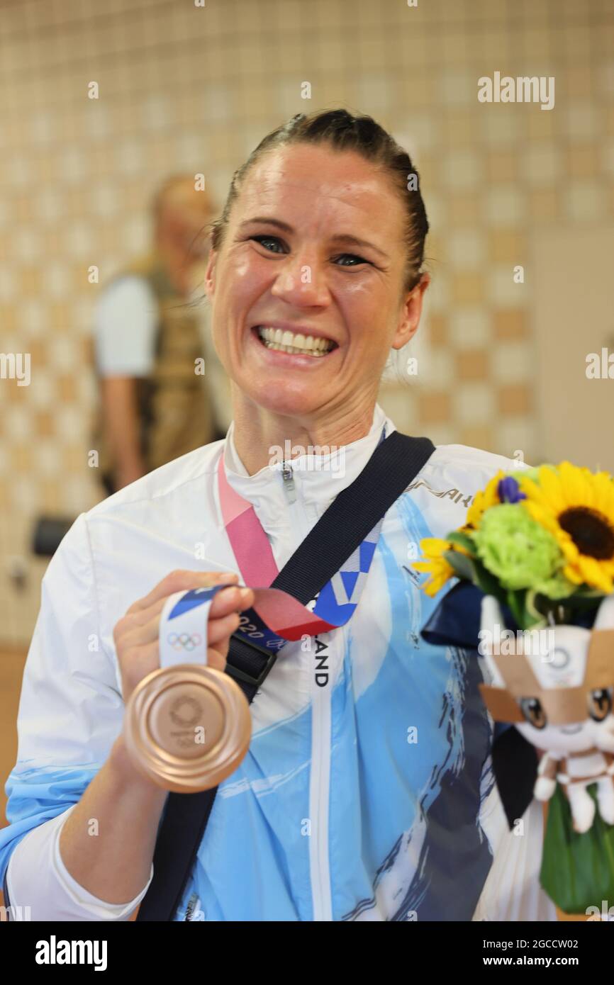 Tokio, Kanto, Japan. August 2021. EXKLUSIV! Die Finnische Boxerin MIRA MARJUT JOHANNA POTKONEN, 41, alias ''Boxermom'' mit ihrer BRANDNEUEN olympischen Bronzemedaille. Die Hälfte der finnischen Medaille insgesamt. Geschichte der Olympischen Spiele als älteste Medaillengewinnerin im Olympischen Boxen. Sieg bei den Olympischen Sommerspielen 2020 in Tokio im Leichtbau-Boxing der Frauen (57-60 kg). Auf einer Pressekonferenz, nachdem er im Halbfinale gegen die Brasilianerin Beatriz Ferreira verloren hatte, sagte Potkonen: „Ich habe alles in das Spiel, in diesen olympischen Traum gesteckt und wollte glauben, dass ich bis zum Ende gewinnen würde Stockfoto