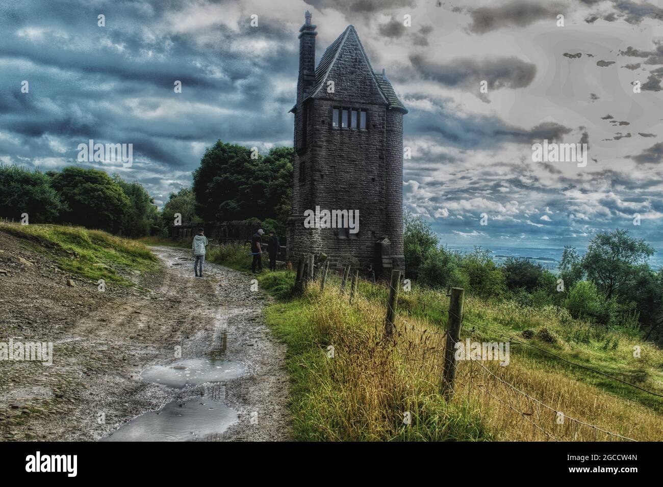 Meine Familie schaute sich den Pigeon Tower in Rivington an Stockfoto