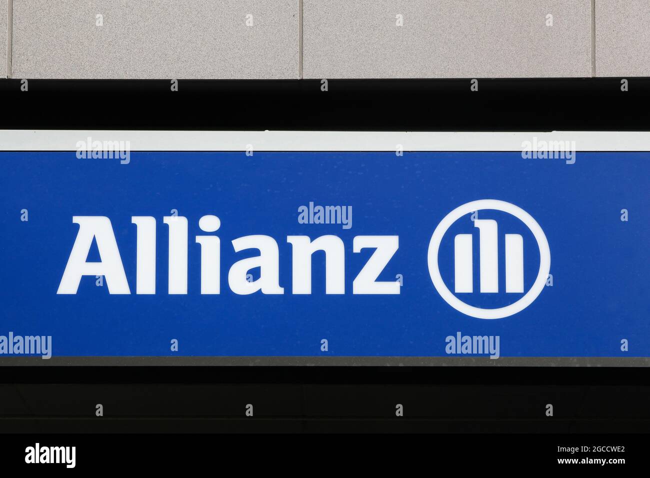 Berlin, Deutschland - 12. Juli 2020: Allianz unterschreiben an einer Wand. Die Allianz ist ein europäisches Finanzdienstleistungsunternehmen mit Hauptsitz in München Stockfoto