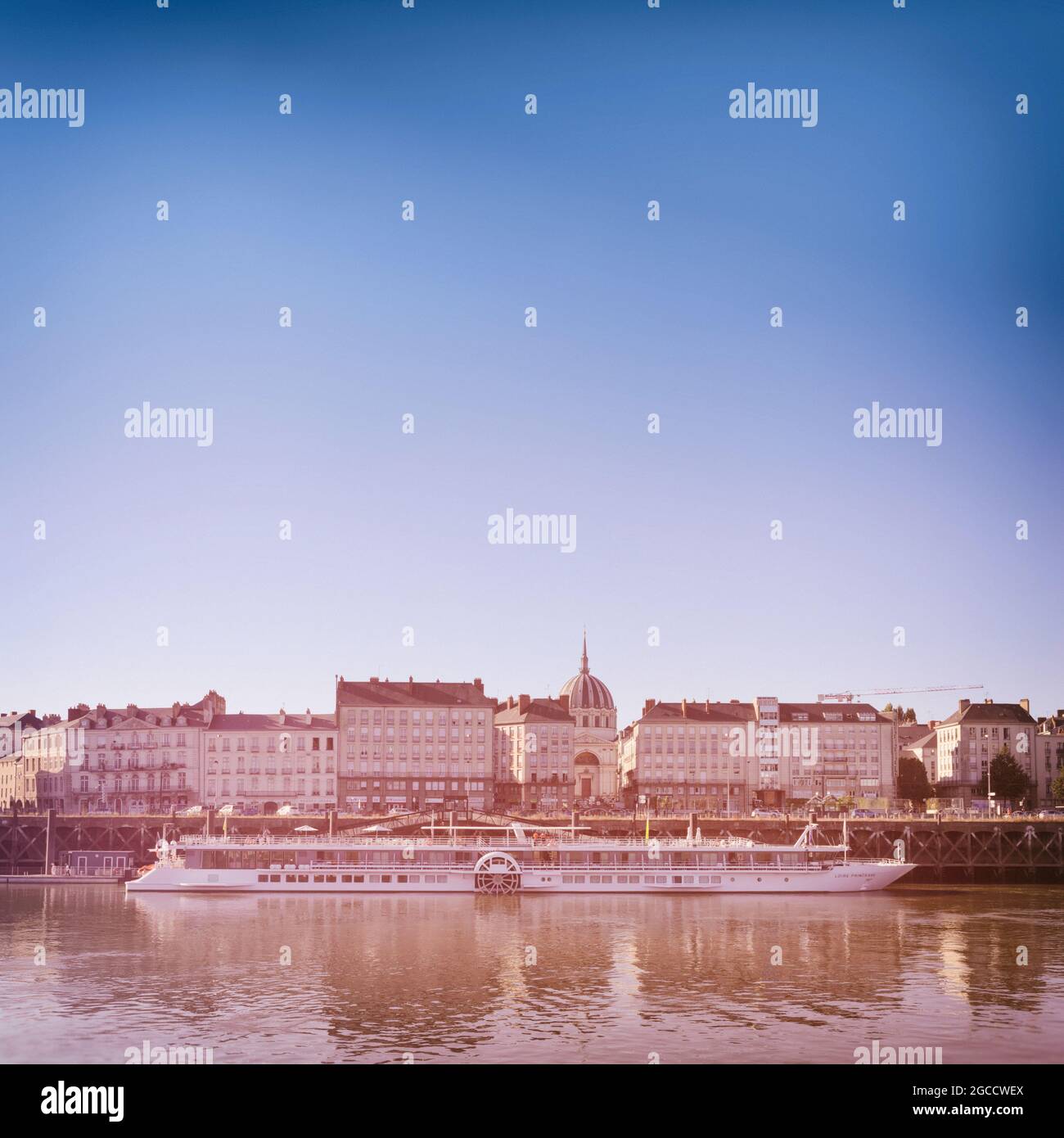 Kuppel der Kirche Notre-Dame de Bon-Port und des Quai de la Fosse. Loire. Nantes. Hauptstadt der Region Pays de la Loire und Dép Loire-Atlantique. Frankreich Stockfoto