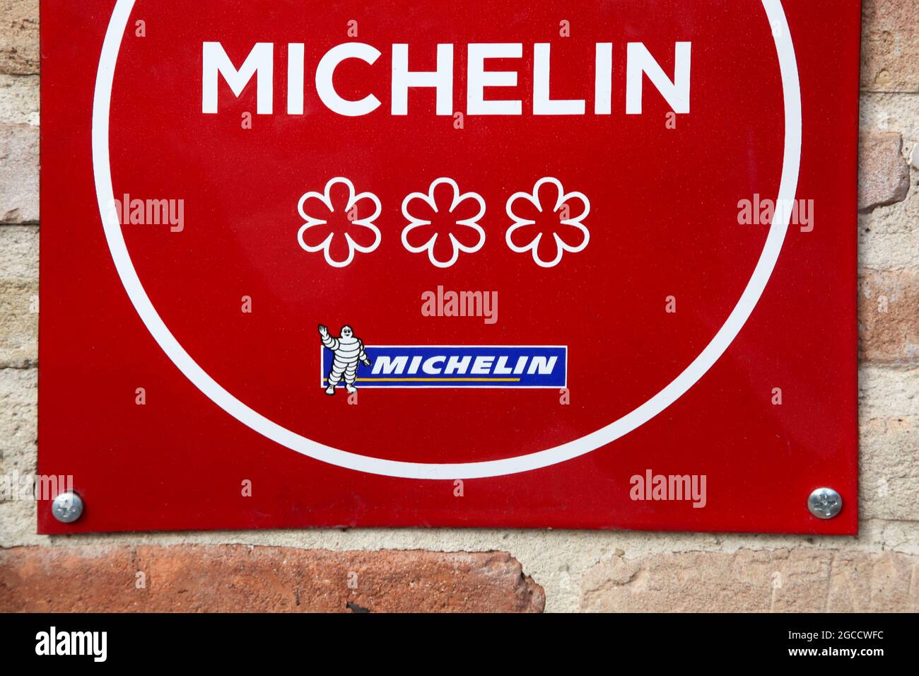 Vonnas, Frankreich - 23. Februar 2017: Michelin-Restaurant 3-Sterne-Symbol an einer Wand. Michelin-Führer sind eine Reihe von Reiseführern Stockfoto