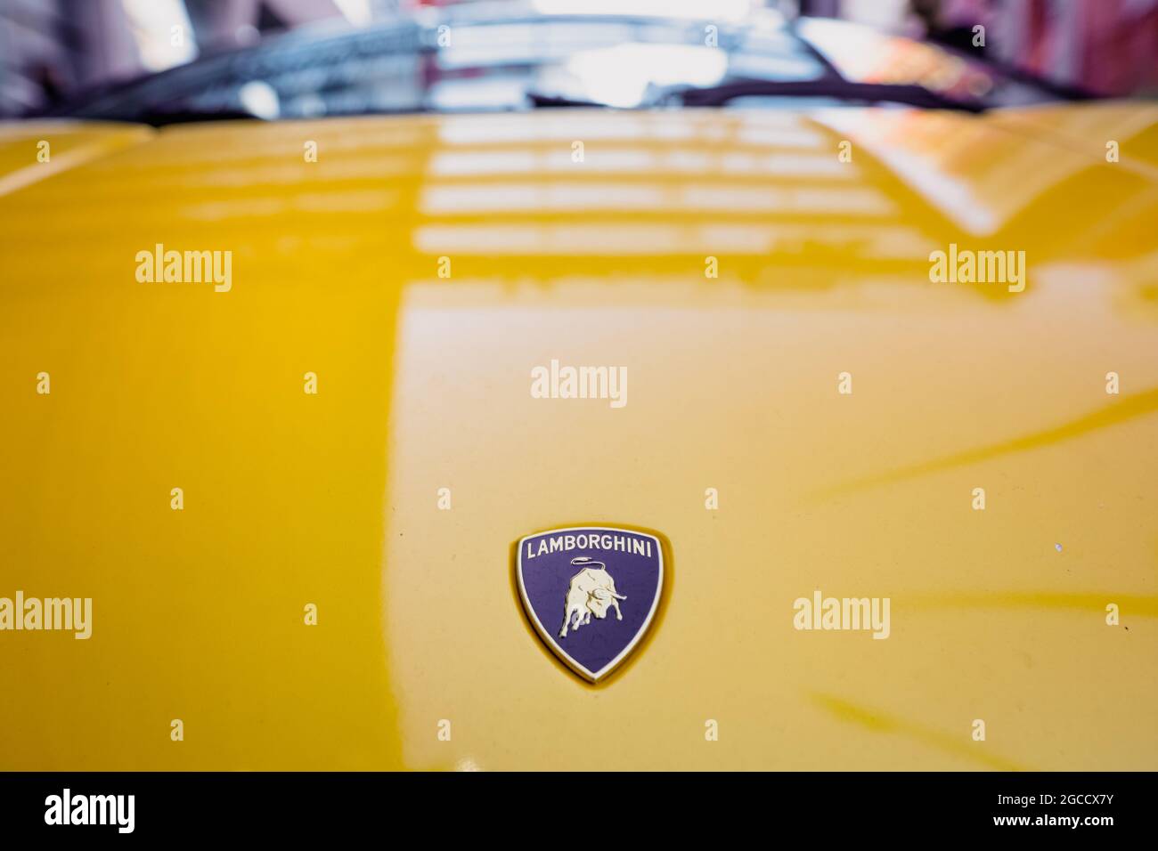 Bukarest, Rumänien - 7. August 2021: Geringe Schärfentiefe (selektiver Fokus) Details eines gelben Cabrio-Sportwagens Lamborghini. Stockfoto