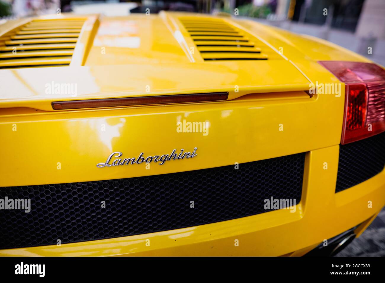 Bukarest, Rumänien - 7. August 2021: Geringe Schärfentiefe (selektiver Fokus) Details eines gelben Cabrio-Sportwagens Lamborghini. Stockfoto
