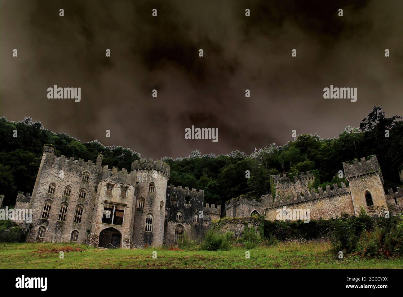 Gwrych Castle ist ein denkmalgeschütztes Landhaus aus dem 19. Jahrhundert in der Nähe von Abergele in Conwy, Wales. Solarisierter Fotoeffekt. Stockfoto