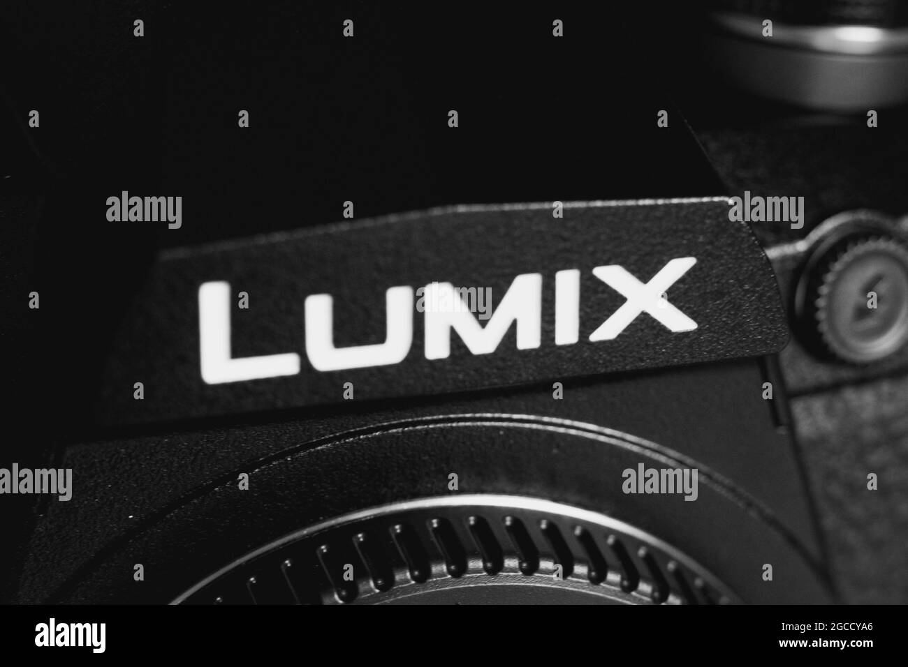 Tschernihiw, Ukraine. 21. Juni 2021. Fragment einer Panasonic Lumix-Kamera, Nahaufnahme. Lumix-Logo auf der Kamera. Illustratives Editorial. Stockfoto