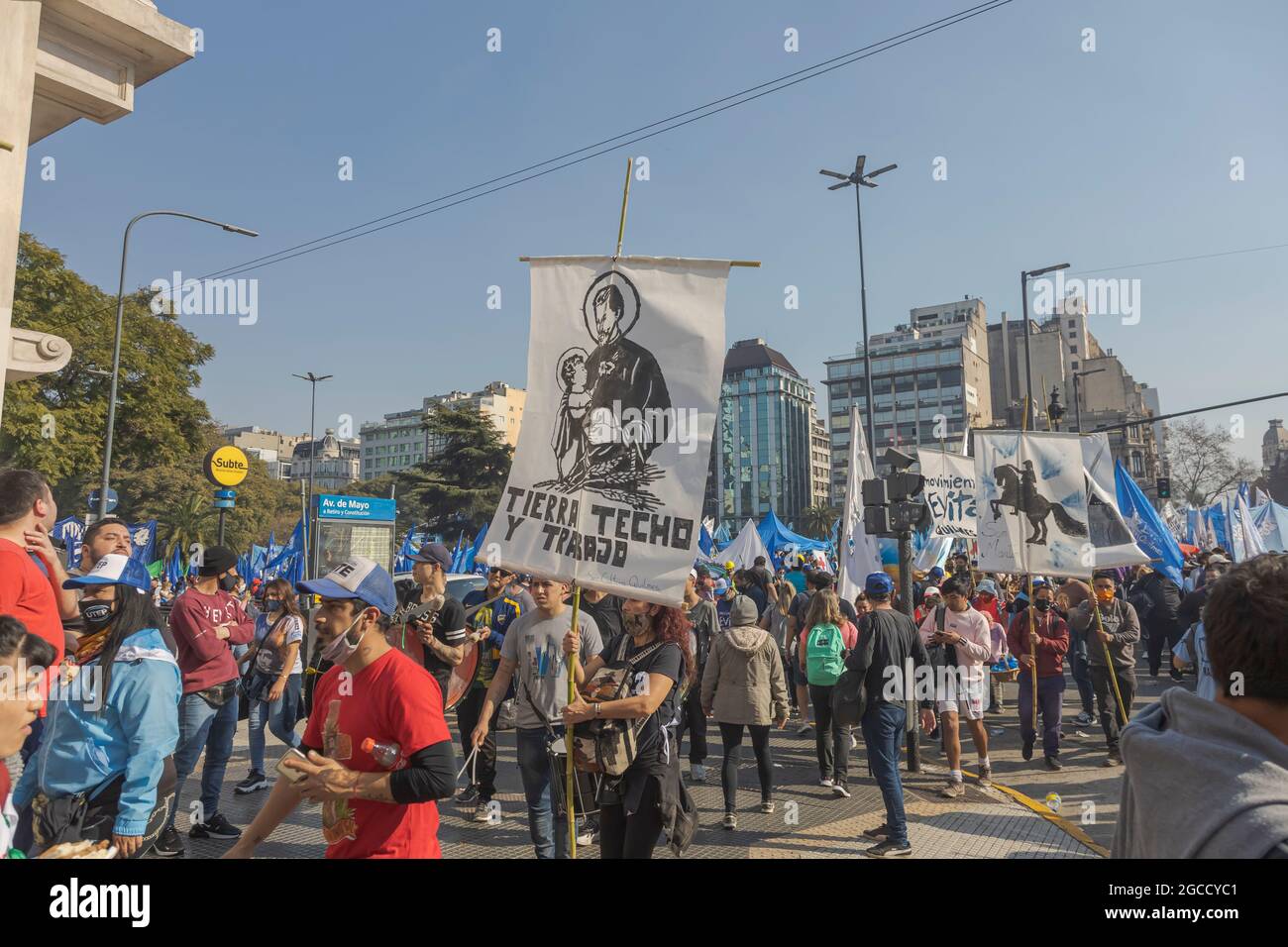 Protestler mit einem Zeichen von San Cayetano.die sozialen Bewegungen, die in der Gewerkschaft der Arbeiter der Volkswirtschaft (UTEP) ihren Kern hatten, marschierten am Tag von San Cayetano von Liniers zur Plaza de Mayo unter dem Motto „Dach, Land und Arbeit“ und fordern auch die Schaffung eines universellen Grundgehalts und eines nicht-Bankkreditsystems. (Foto von Esteban Osorio/Pacific Press) Stockfoto