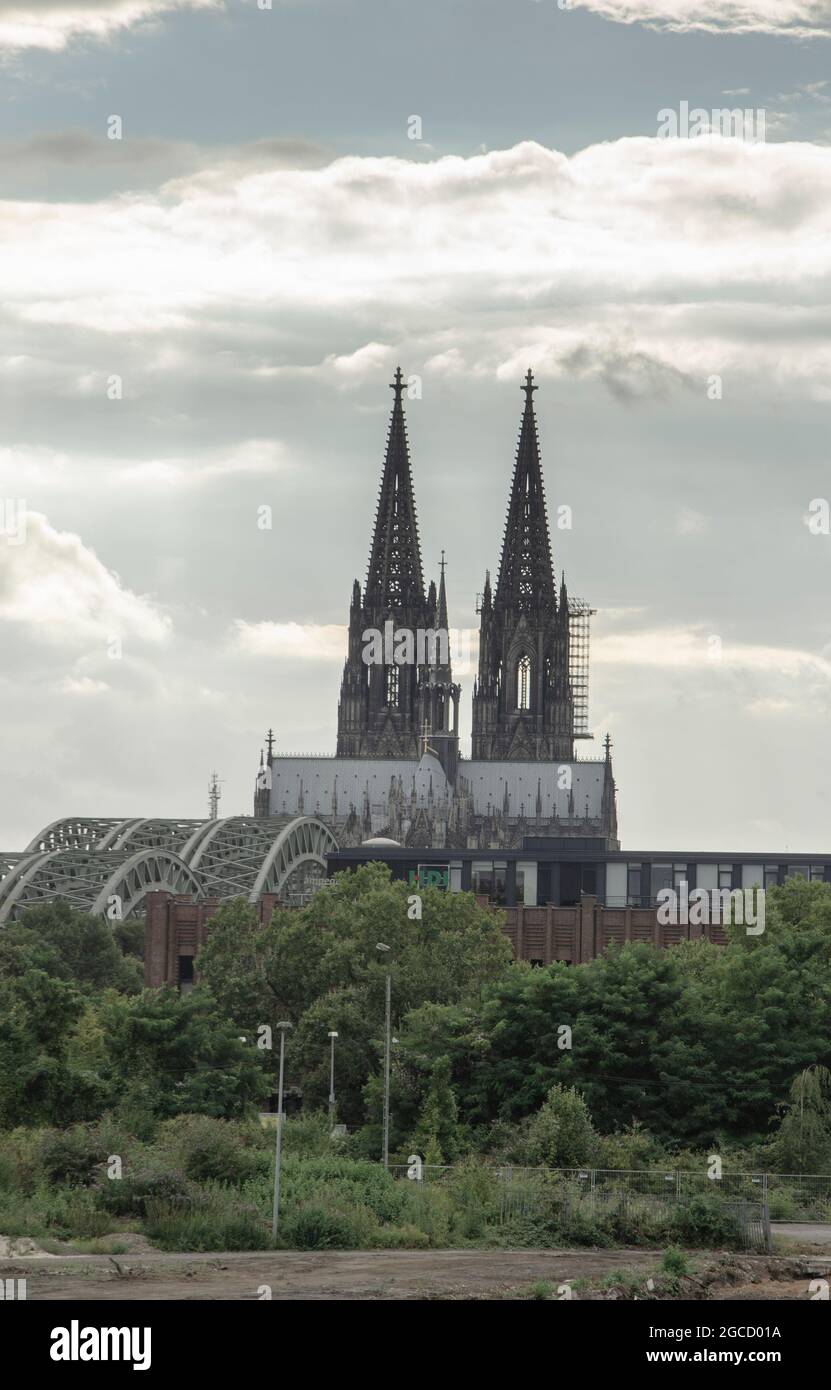 Köln: Der Kölner Dom ist das weithin sichtbare Wahrzeichen Kölns und der Mittelpunkt der Stadt. Stockfoto