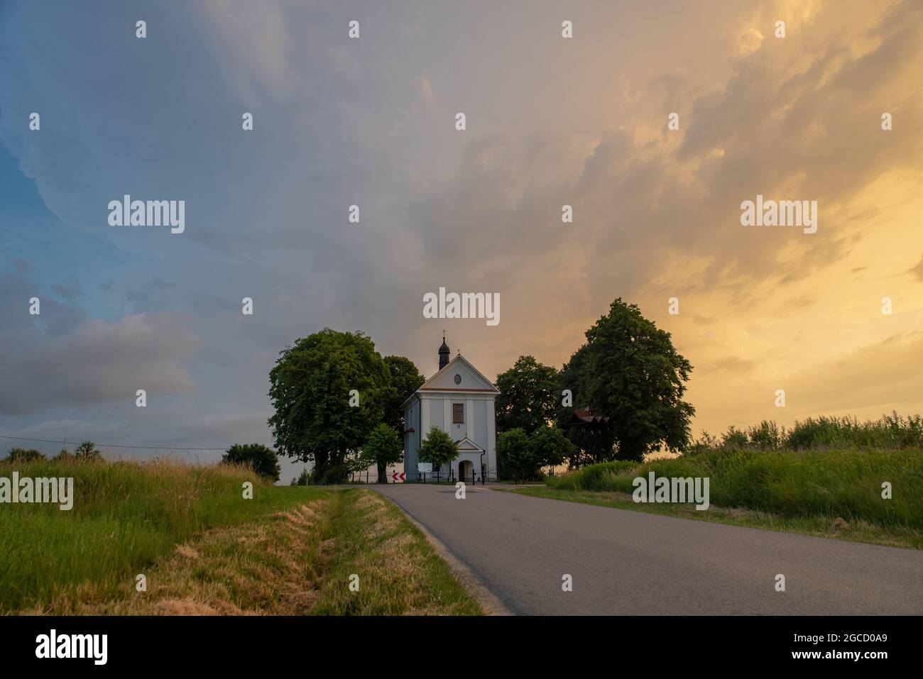 Kleiner Tempel zwischen Bäumen versteckt Stockfoto