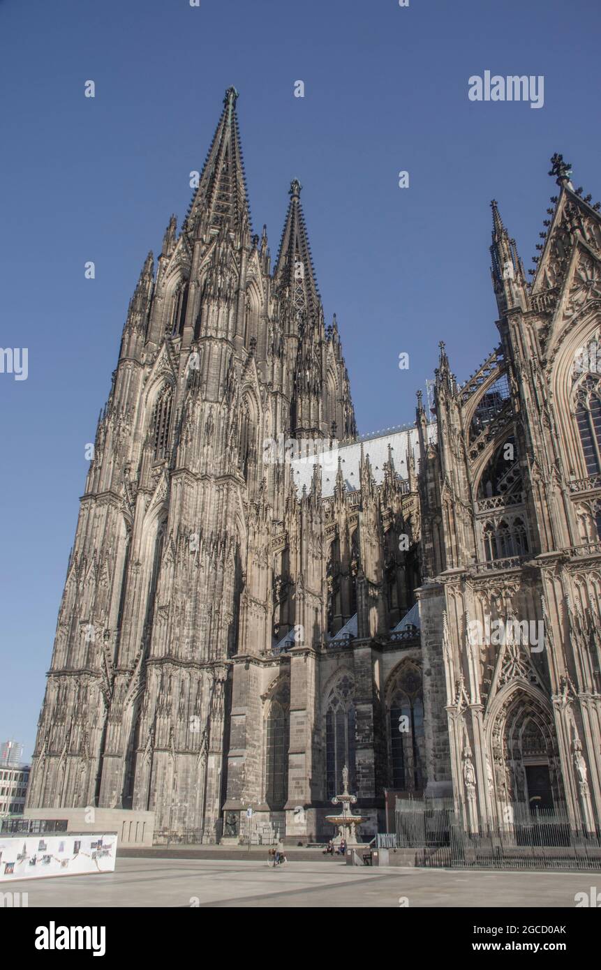Köln: Der Kölner Dom ist das weithin sichtbare Wahrzeichen Kölns und der Mittelpunkt der Stadt. Stockfoto