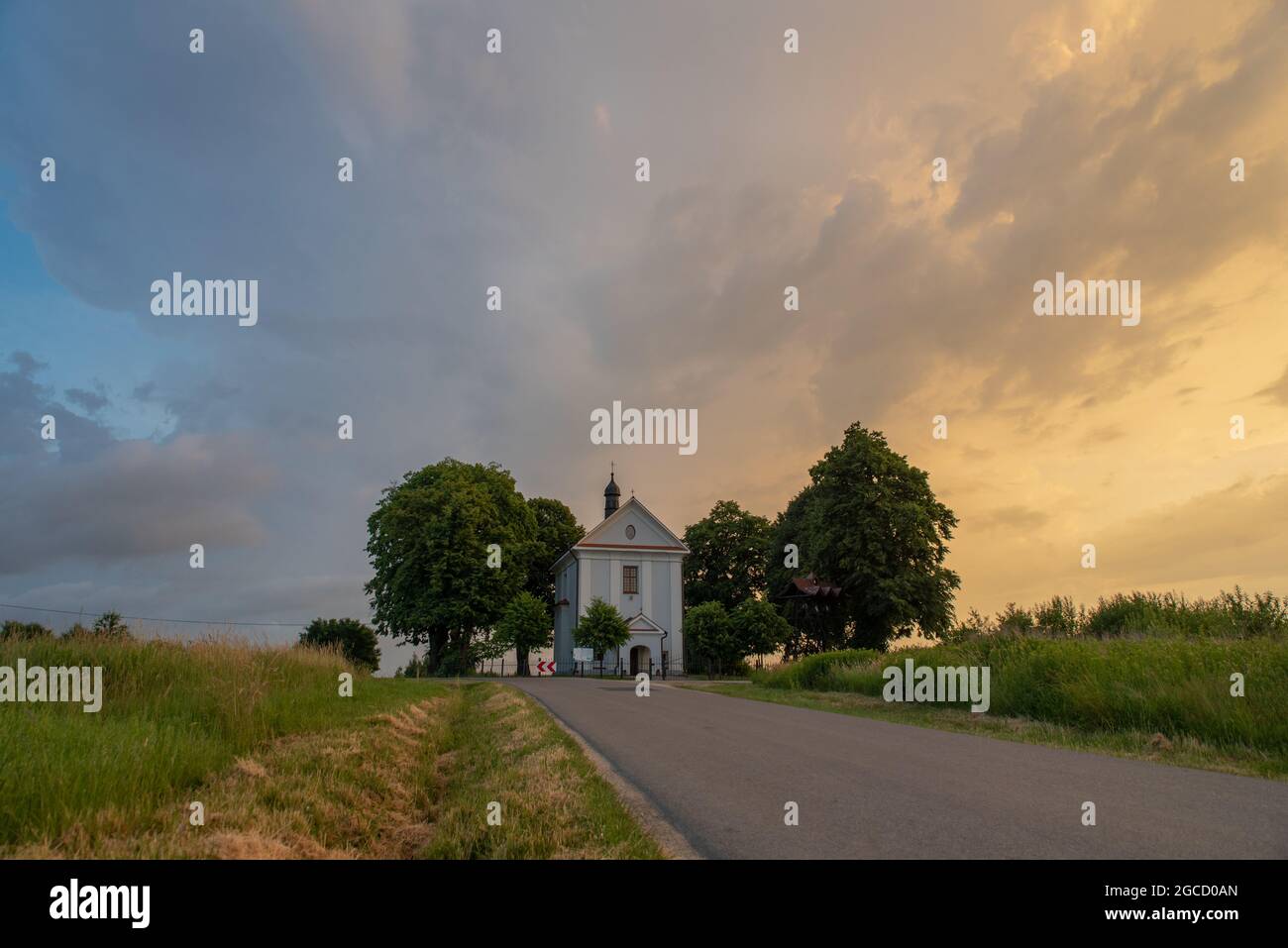 Kleiner Tempel zwischen Bäumen versteckt Stockfoto