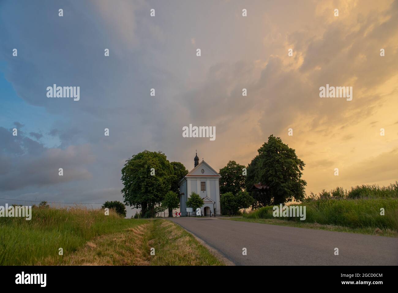 Kleiner Tempel zwischen Bäumen versteckt Stockfoto