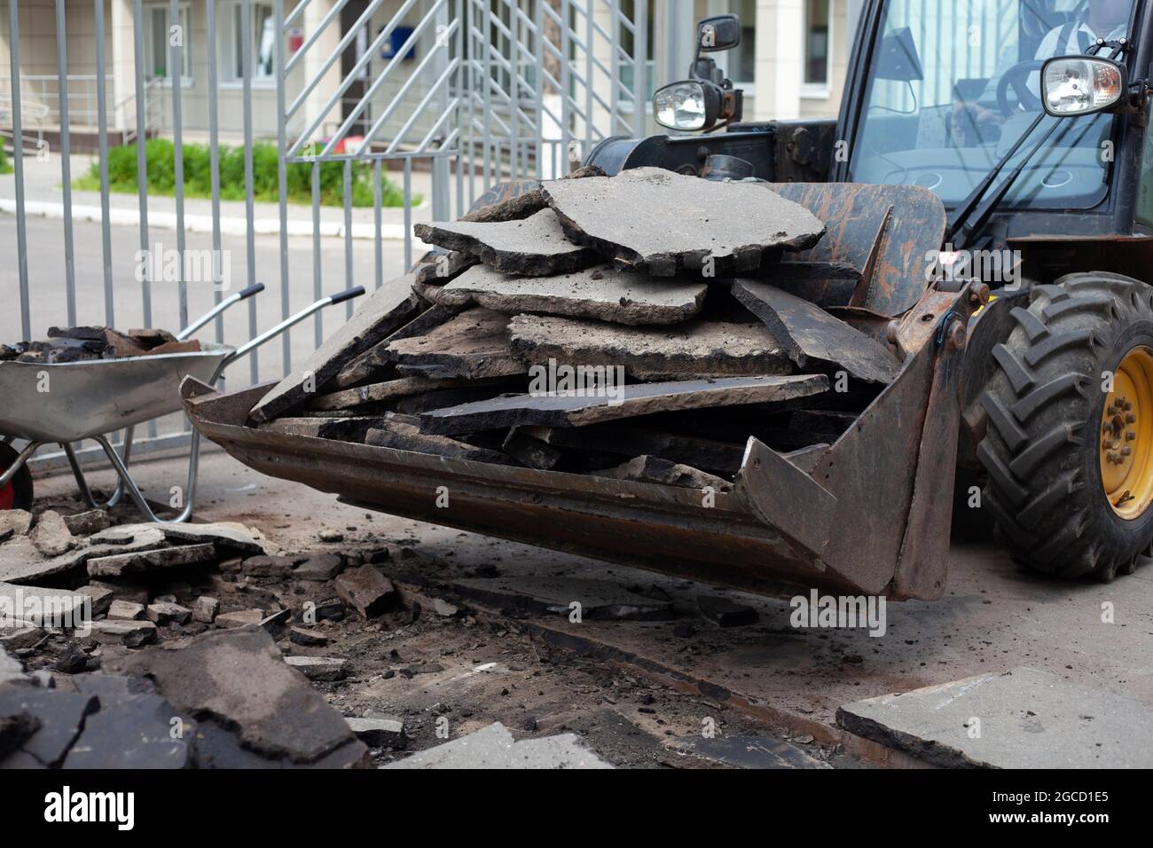 Straßenreparatur. Installation von Bordsteinen auf der Autobahn. Die Arbeiter arbeiten hart. Stockfoto