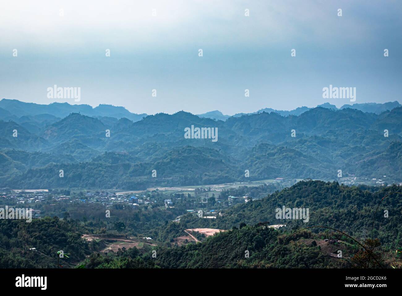 Bergschichten mit trüben Himmel am Morgen aus flachem Winkel Bild wird bei itanagar arunachal pradesh indien aufgenommen. Stockfoto