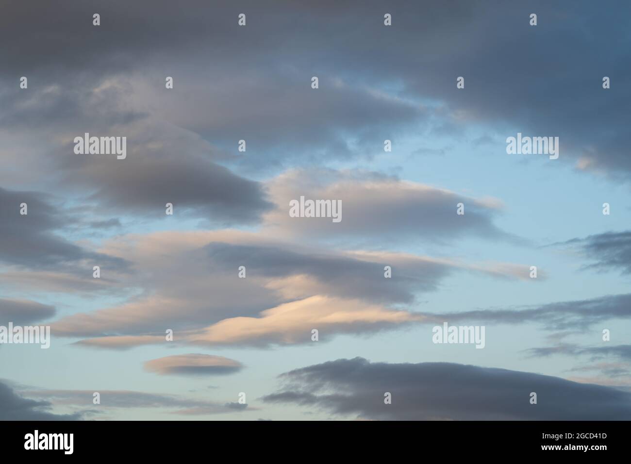 Dramatischer bewölkter Himmel über dem schottischen Highland auf der Isle of Carna Stockfoto