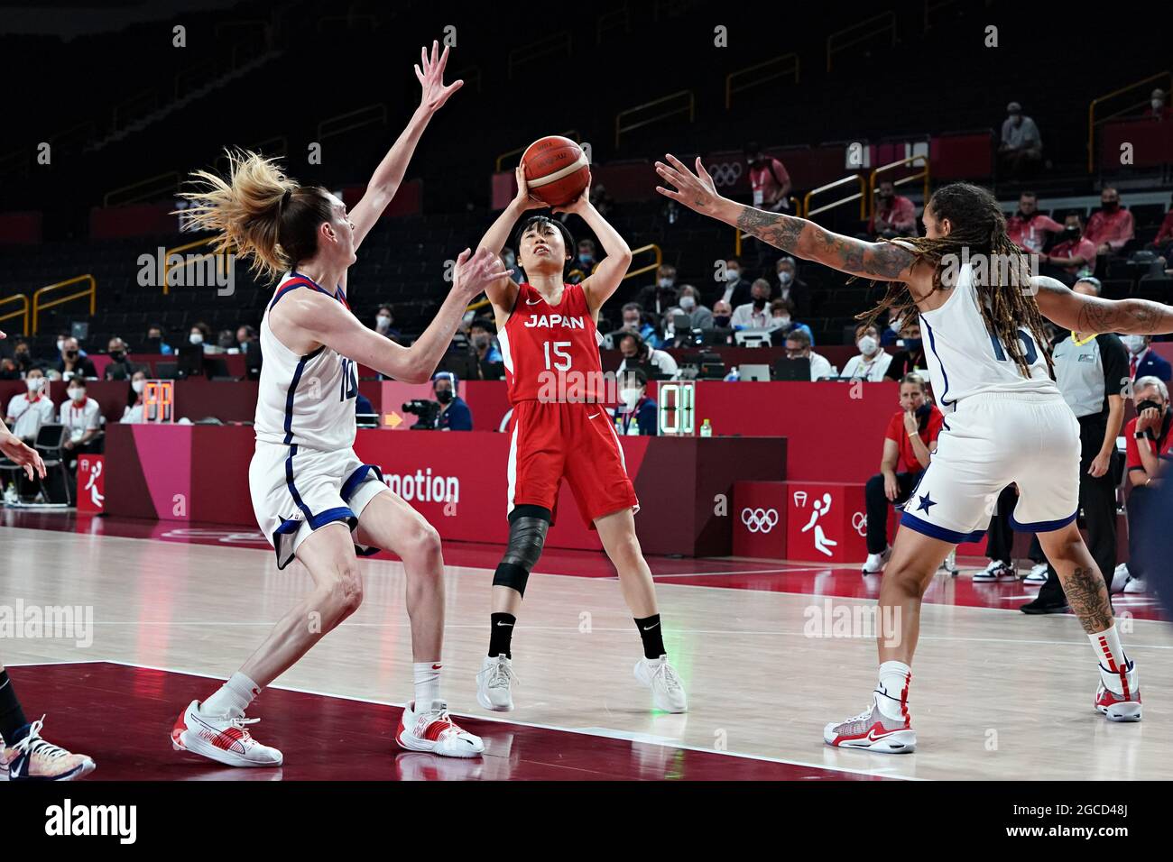 Tokio, Japan. August 2021. Die japanische Punkteschützerin Nako Motohashi (15), die sich für einen Schuss aufmacht, während die Vereinigten Staaten Breanna Stewart (10) und Brittney Griner (15) am Sonntag, dem 8. August 2021, einen Block beim Finale der Goldmedaille der Basketballmannschaft der Frauen bei den Olympischen Spielen in Tokio, Japan, werfen. Die USA gewannen Gold, Japan Silber und Frankreich die Bronze. Foto von Richard Ellis/UPI Credit: UPI/Alamy Live News Stockfoto