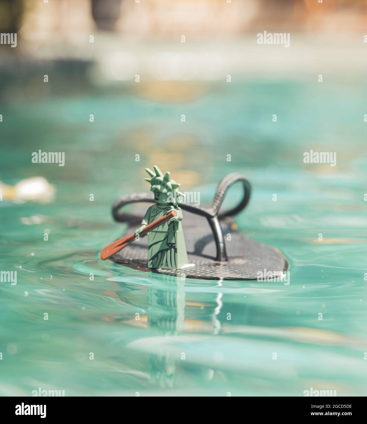 LEGO Freiheitsstatue beim Schwimmen auf dem Flip Flop Stockfoto
