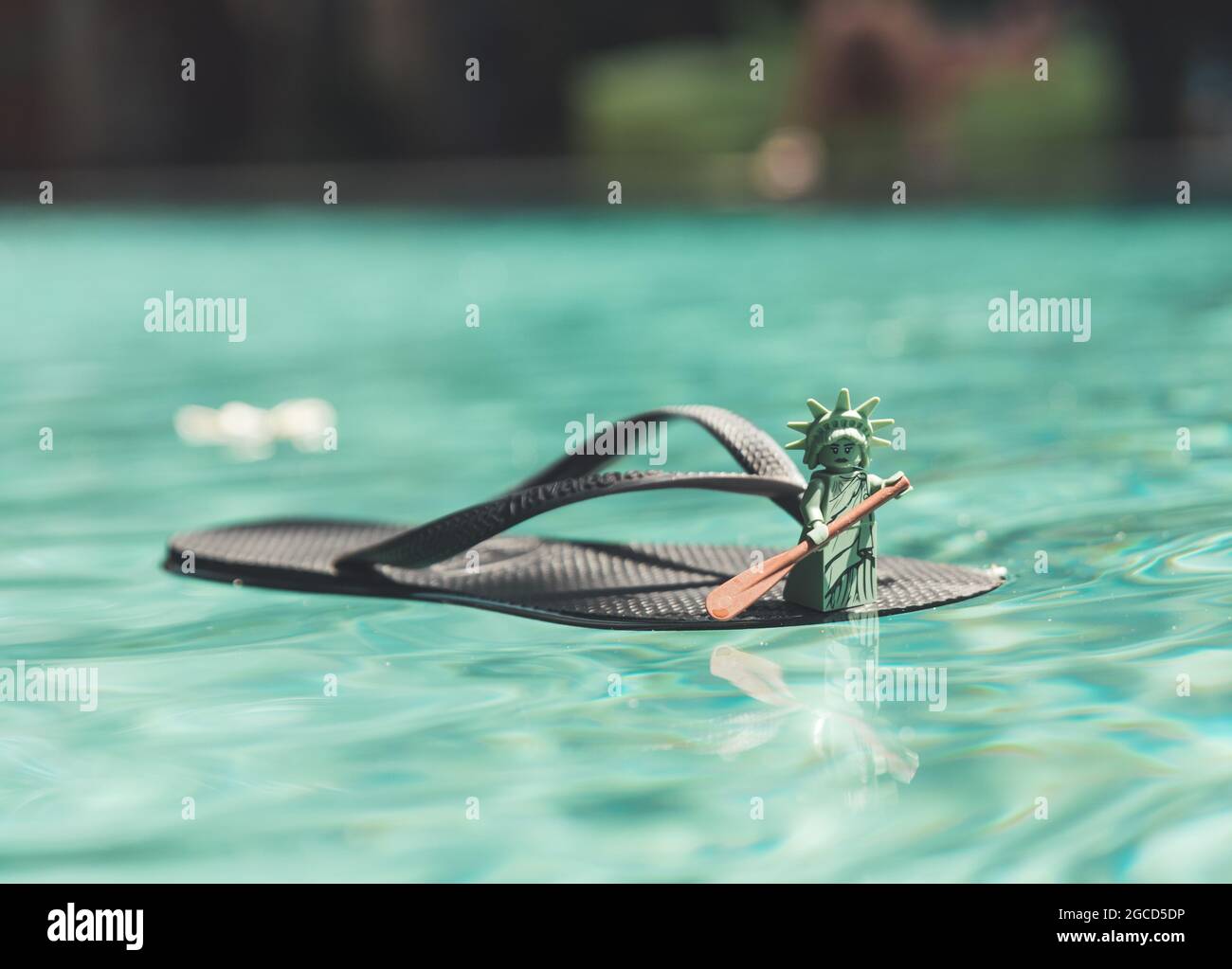 LEGO Freiheitsstatue beim Schwimmen auf dem Flip Flop Stockfoto